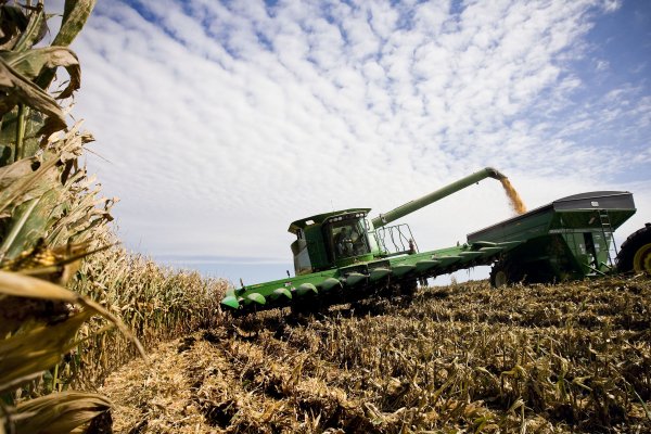John Deere Combine Delivering S-Series Combine Distinction
