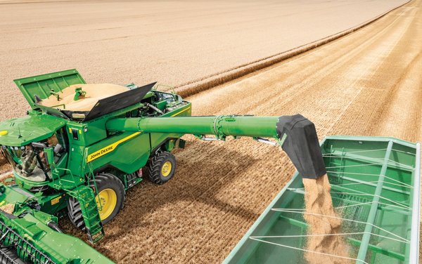 John Deere S7 Series More accuracy when unloading with the adjustable spout